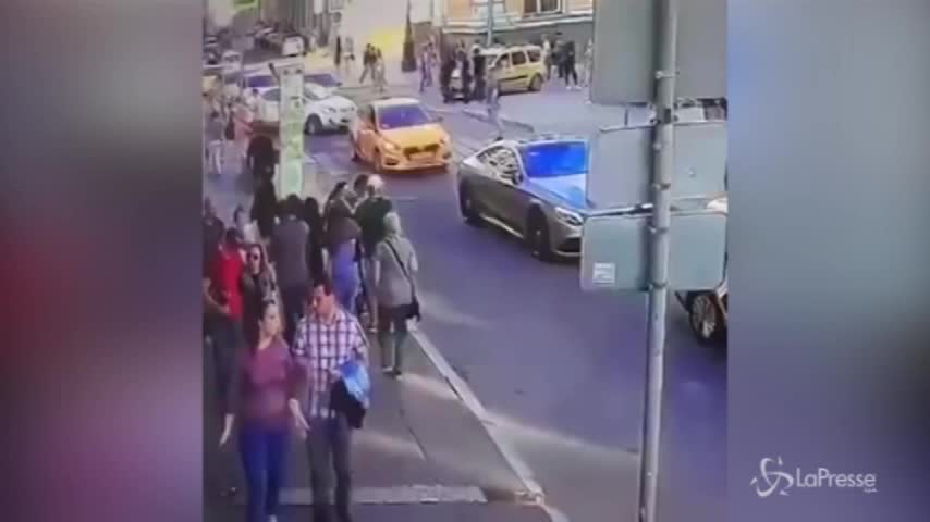 Taxi sulla folla a Mosca, le immagini di una telecamera di sorveglianza