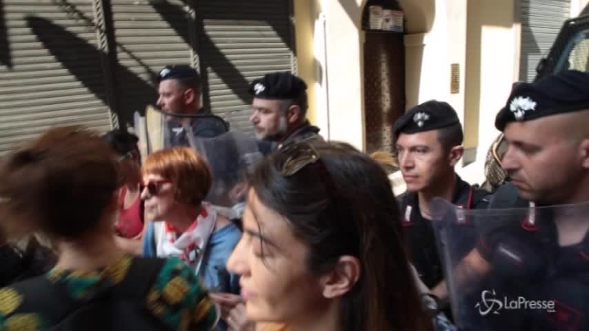 Torino, protesta No Tav: i militanti “calpestano” Chiamparino