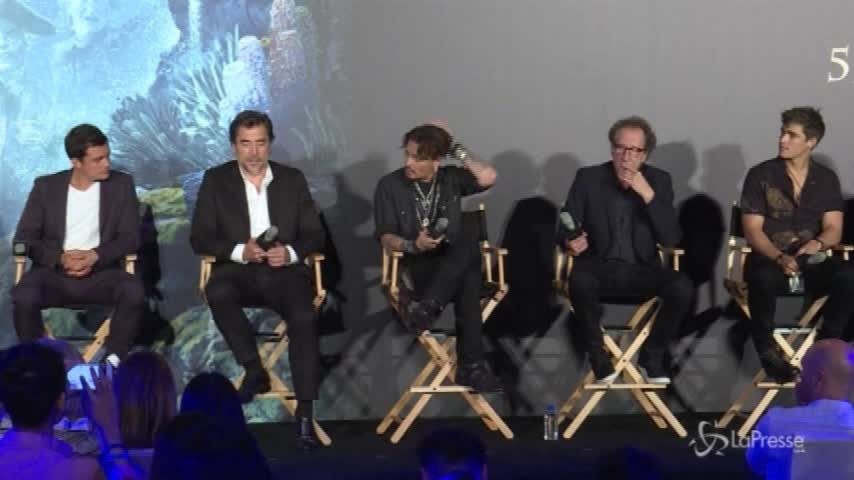Prima pelle e ossa, poi annulla le uscite: mistero sulla salute di Johnny Depp