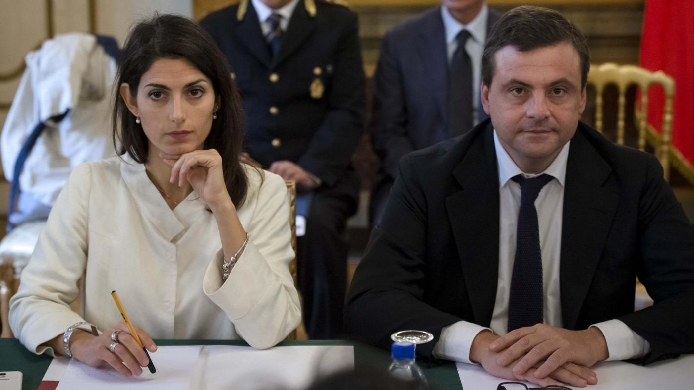 Calenda-Raggi, è guerra per Roma tra Avengers e superpoteri