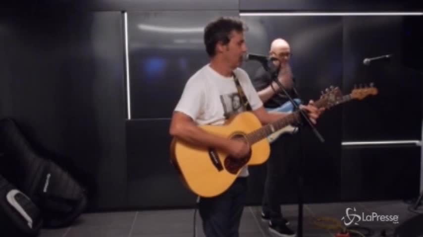 Luca Barbarossa, show a sorpresa nella metro di Roma