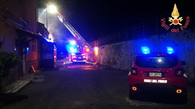 Incendio distrugge pub di Catanzaro Lido: due morti, rogo doloso