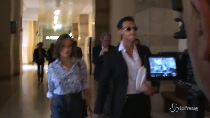 Corona arriva in Tribunale e chiede: “Dov’è Mughini? In giardino?”