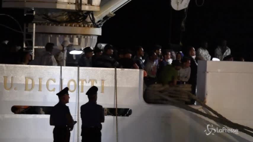 Nave Diciotti a Pozzallo: le operazioni di sbarco