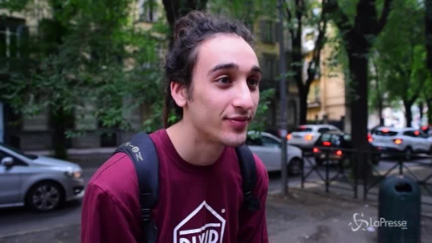 Maturità a Torino, il girotondo portafortuna davanti al liceo Alfieri
