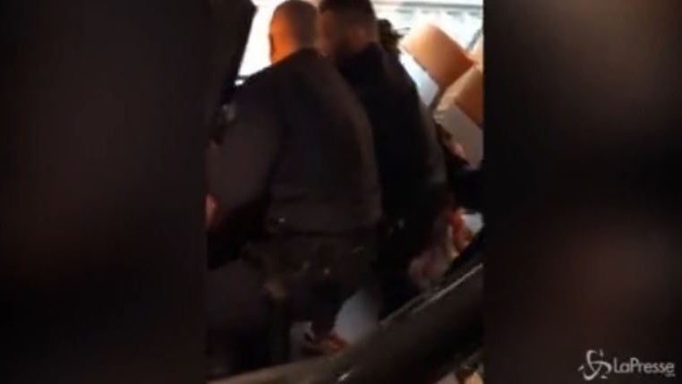 Polizia francese trascina migrante incinta giù da treno a Menton