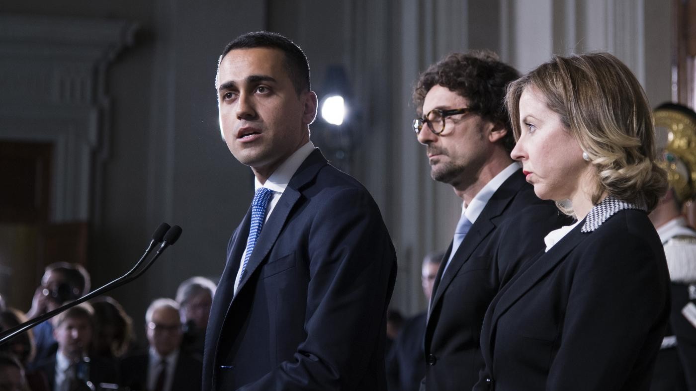 Di Maio apre al Pd, ma aspetta la Lega: la ‘partita doppia’ del leader M5S