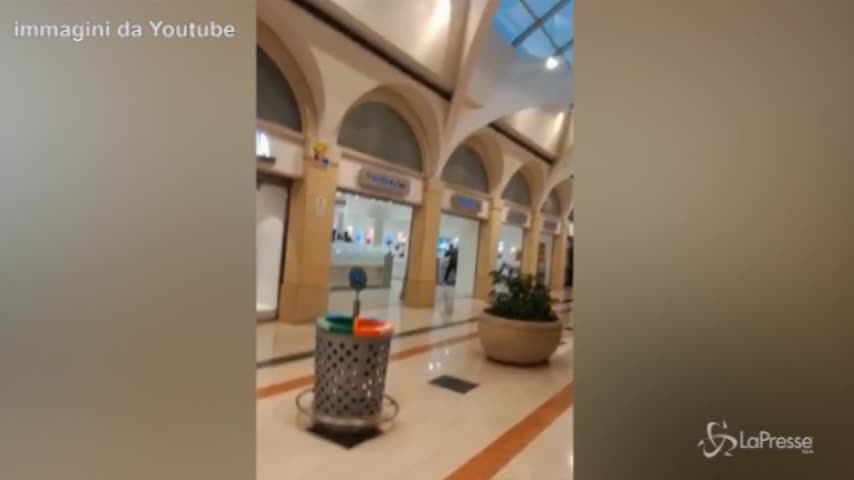 Taranto, il video della rapina in un centro commerciale