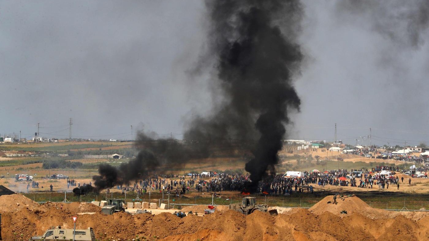 Gaza, continuano le proteste dei palestinesi al confine: sette morti, 922 feriti