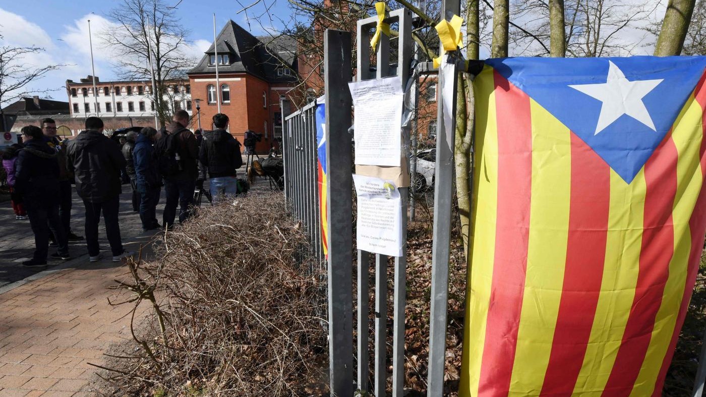 Catalogna, Puigdemont paga cauzione ed esce dal carcere in Germania