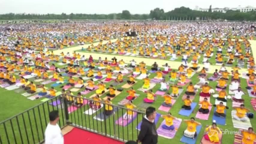 Giornata mondiale dello Yoga:  sessione da record, in 60mila riuniti a Mysore