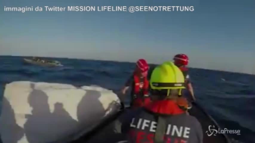 Scontro Salvini-Ong, il video del salvataggio di Lifeline in mare