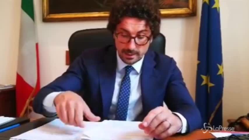 Migranti, Toninelli: “Sequestreremo la nave Lifeline”