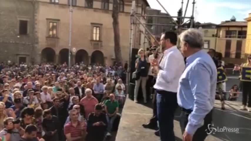 Salvini risponde a Saviano: “Gli mando un bacione, non merita il mio rancore”