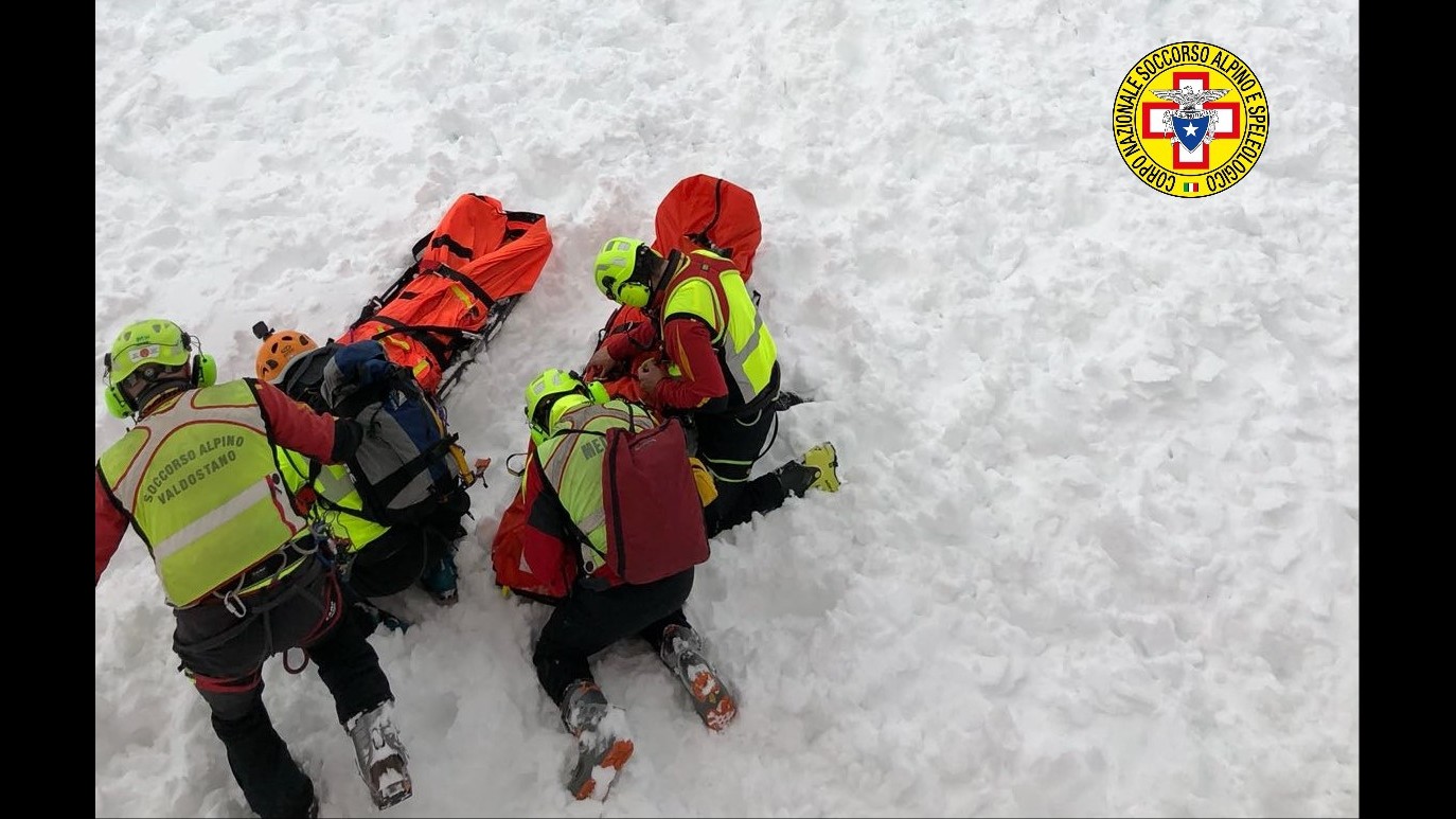 Valle d’Aosta, valanga travolge sciatori a Pila: due morti, due estratti vivi in ospedale