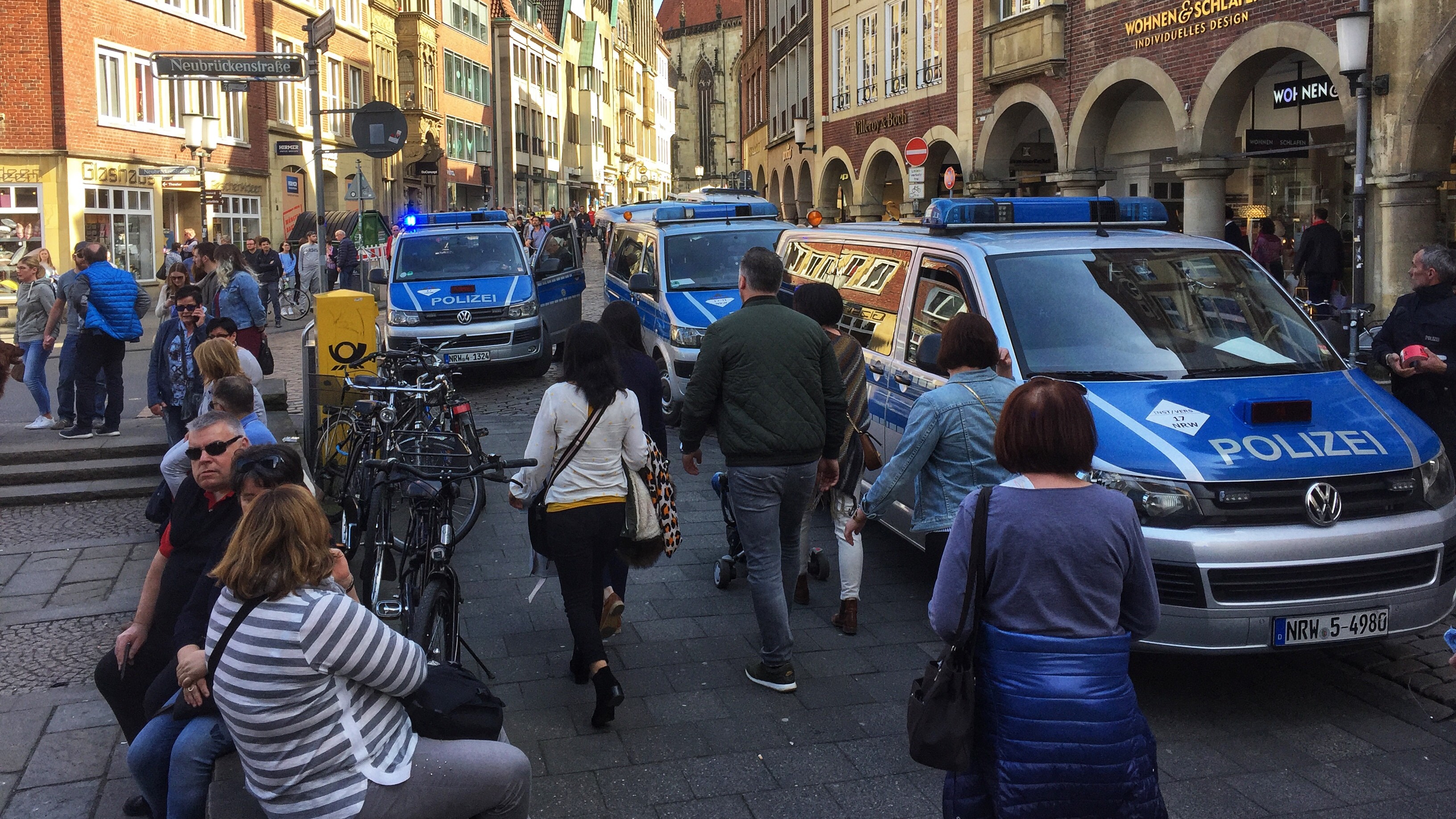 Germania, furgone sulla folla: 3 morti, tra cui l’autista. Era un tedesco psicolabile