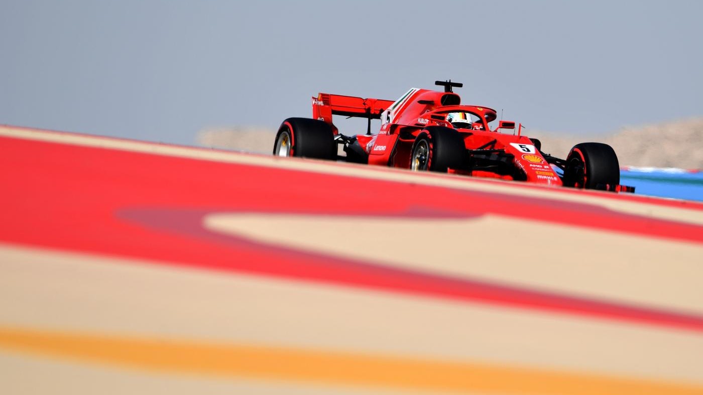 F1, prima fila rossa Ferrari al Gp del Barhain. Vettel in pole davanti a Raikkonen