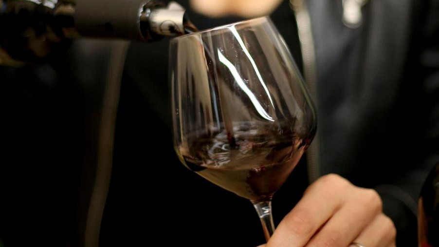 Il vino italiano vince la sfida con quello francese: è record storico