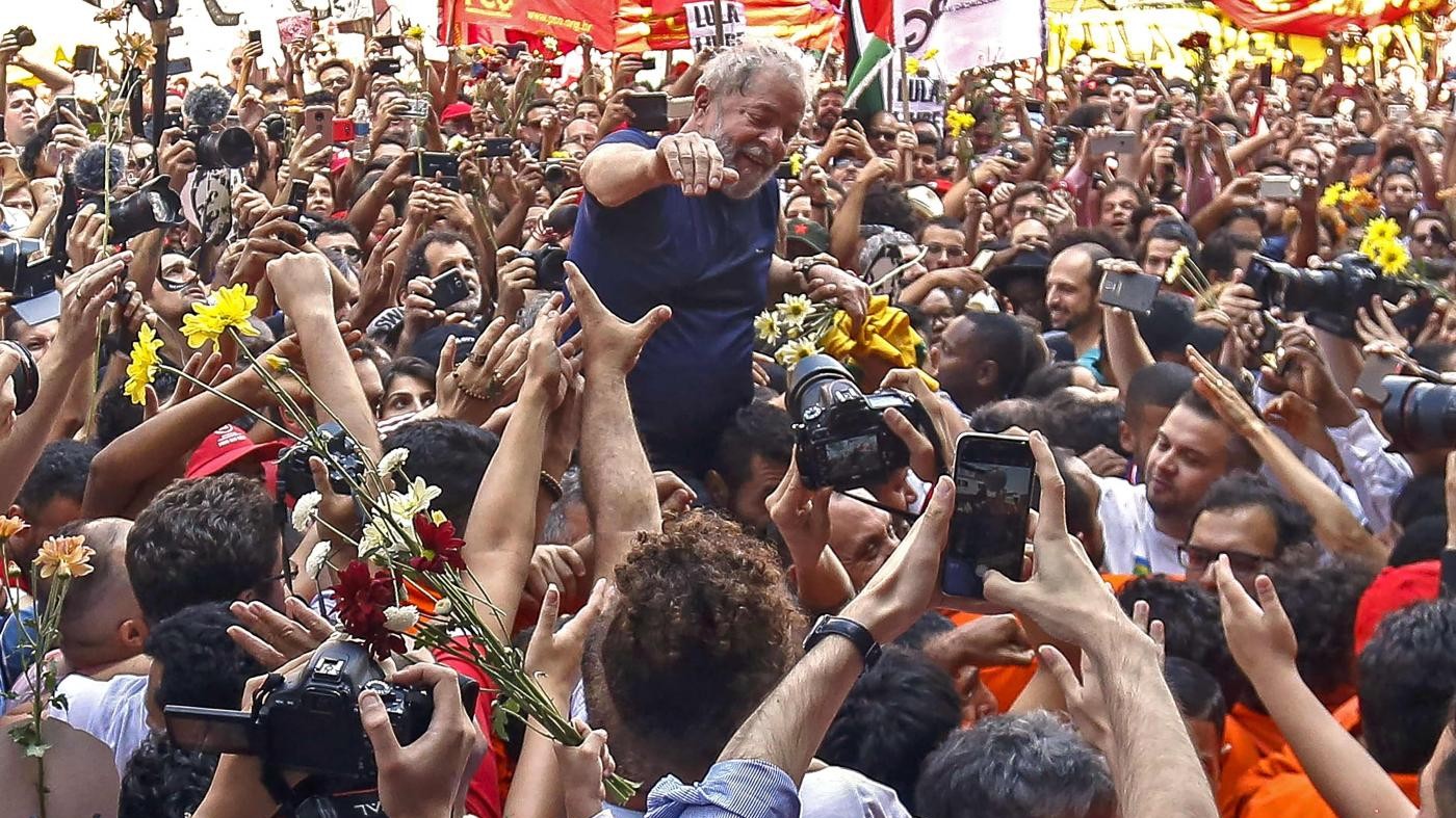 Brasile, l’annuncio di Lula: “Mi consegno, ma sono innocente”
