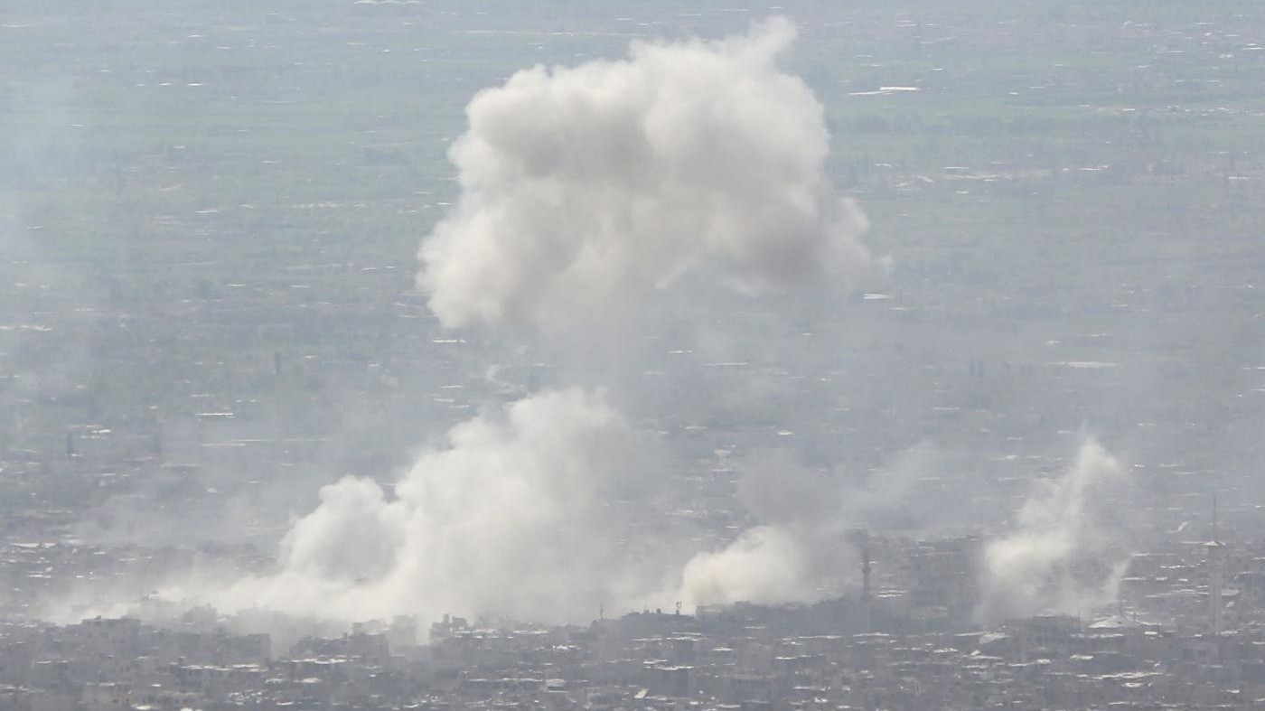 Siria, 100 morti in attacco contro i ribelli a Duma. I caschi bianchi: “Usate armi chimiche”