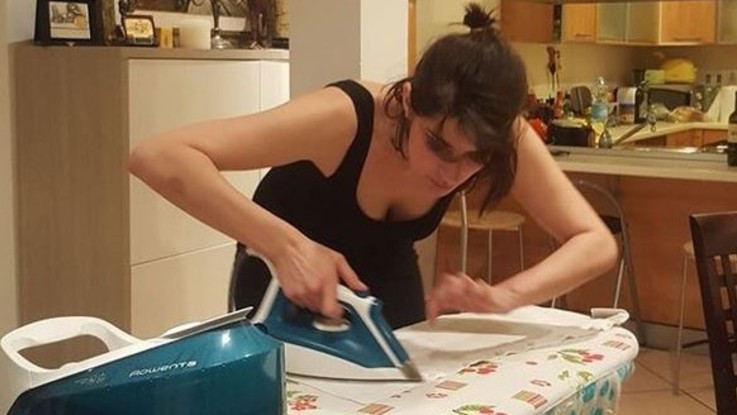 Il venerdì sera "da leoni" di Elisa Isoardi: stira le camicie di Salvini