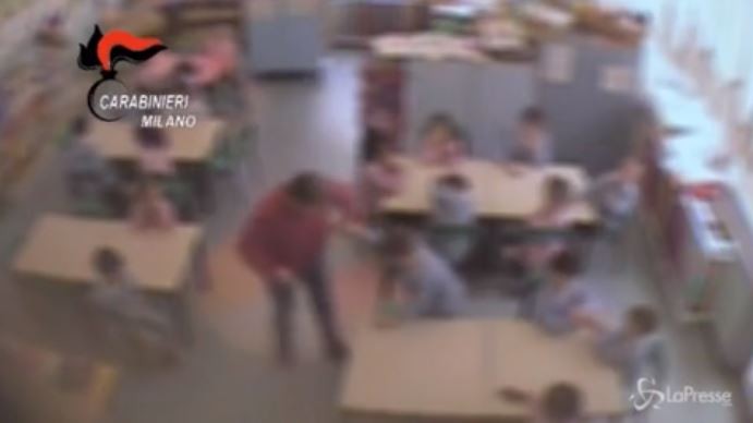 Milano, schiaffi e insulti a bambini: arrestata maestra scuole elementari