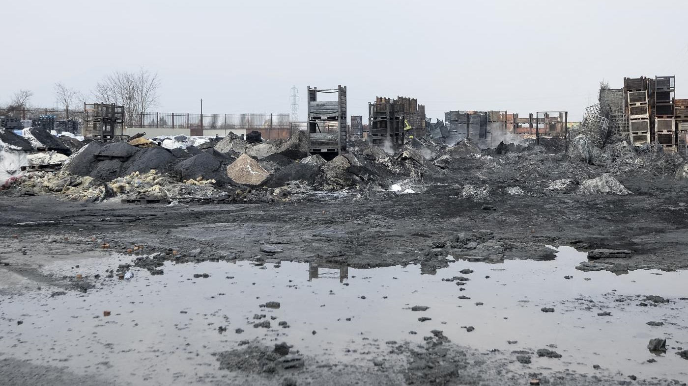 Il sistema degli incendi: da Milano al Pavese bruciano i magazzini della plastica