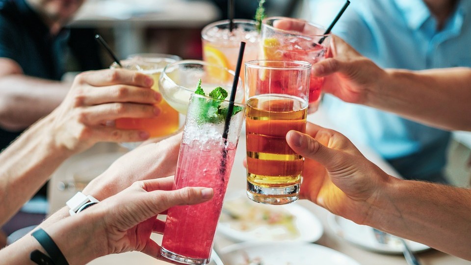 Salute, aumenta consumo di alcol fuori pasto: 8,6 milioni di italiani a rischio