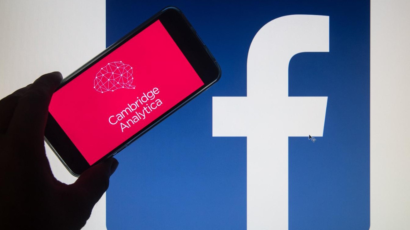 Cambridge Analytica si difende dopo lo scandalo: “Non abbiamo violato la legge”