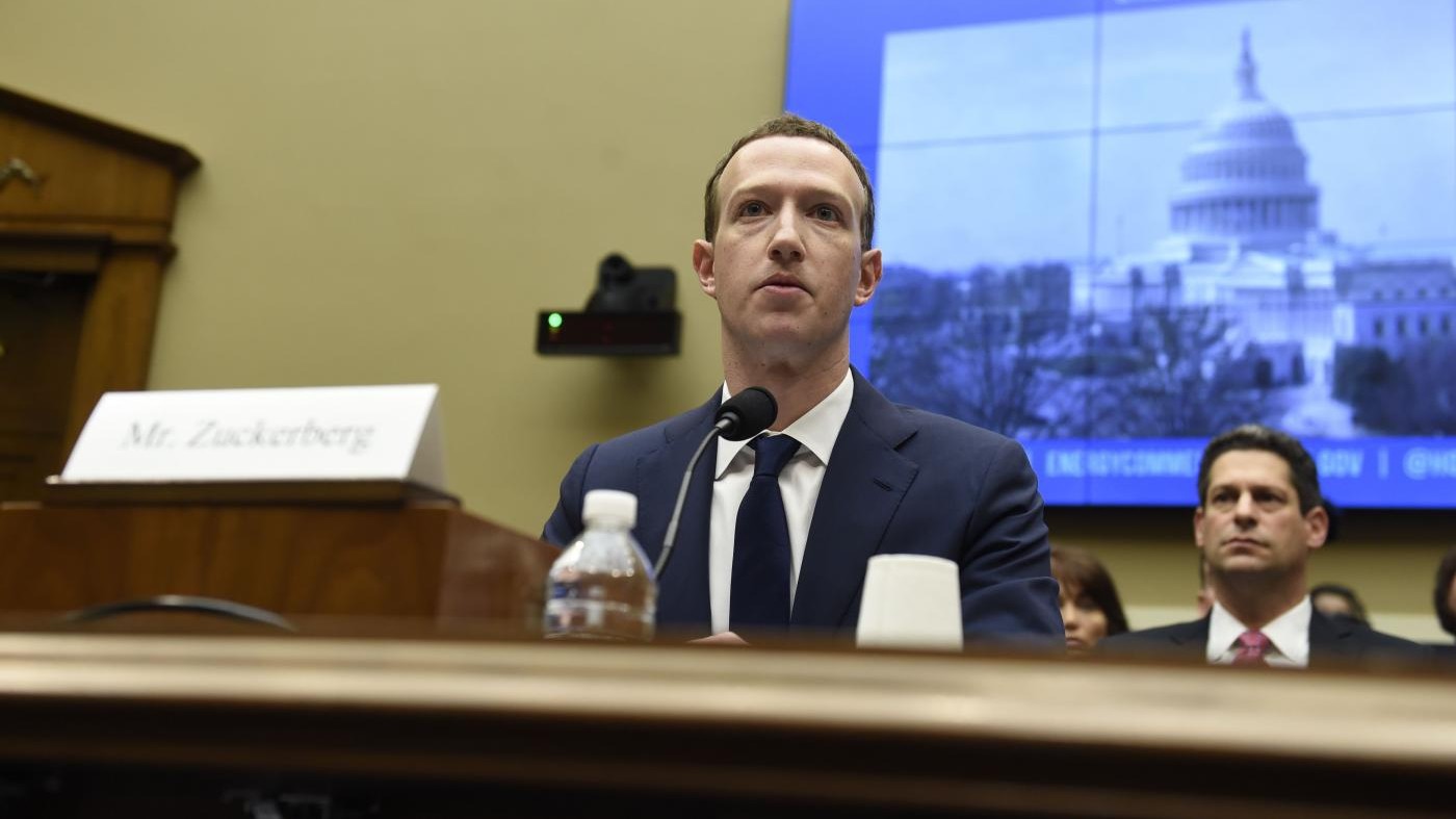 Facebook, Zuckerberg: “Anche i miei dati personali violati da Cambridge Analytica”