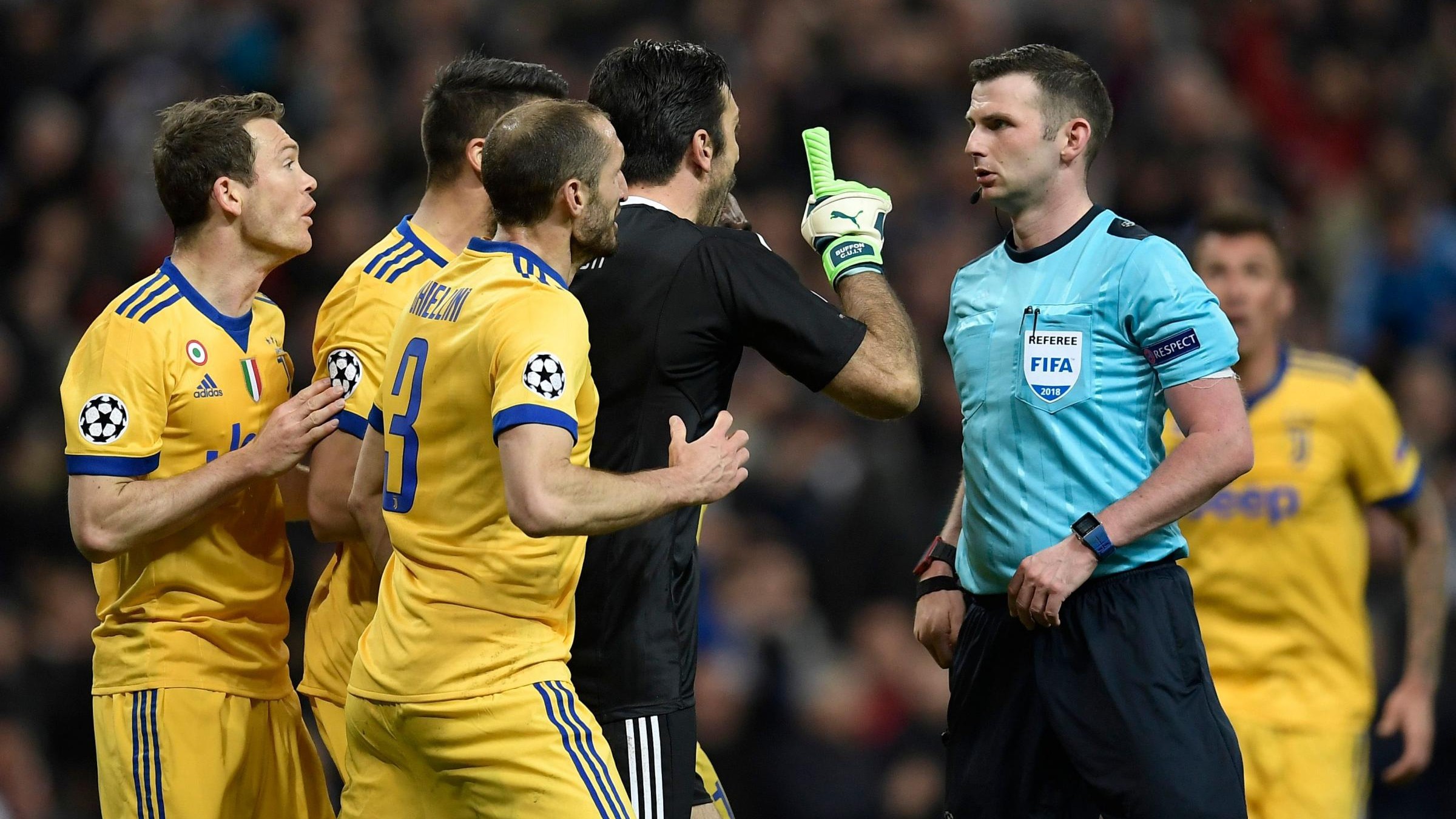 Juve tra rabbia, cuore, bidoni dell’immondizia e battaglia Var