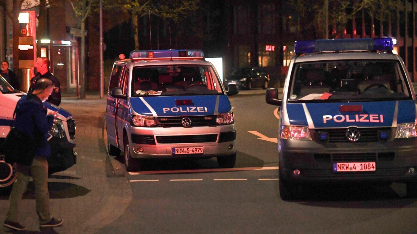 Paura in Germania, uomo entra in panificio e ferisce i dipendenti: la polizia lo uccide