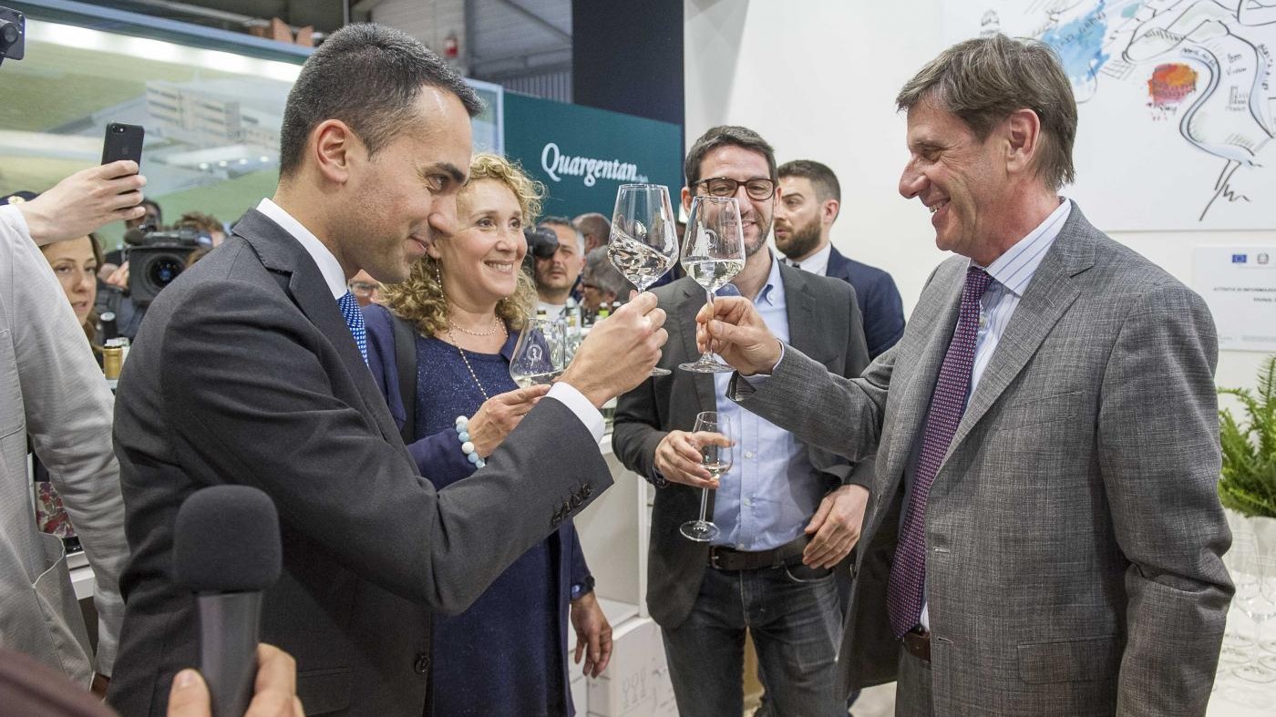 Salvini al Vinitaly: “A Di Maio offrirei uno Sforzato per fare di più”. La replica: “Centrodestra dannoso per il Paese”