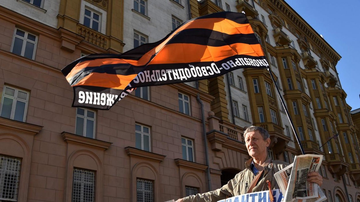 Russia, reporter cade dal balcone e muore. Indagava sui mercenari in Siria