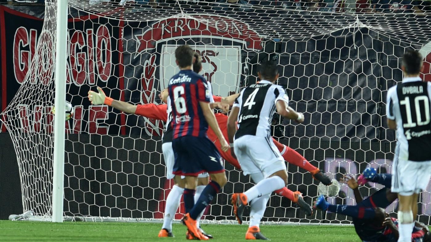 La Juve butta via mezzo scudetto. Gran gol di Simy per il pari del Crotone