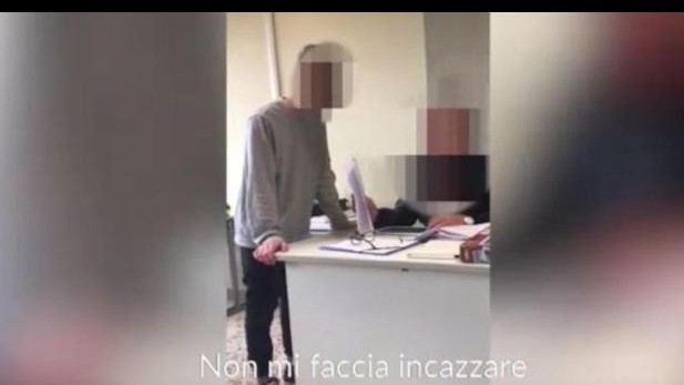 Lucca, insulti e minacce al prof: 4 minori indagati, spuntano altri video
