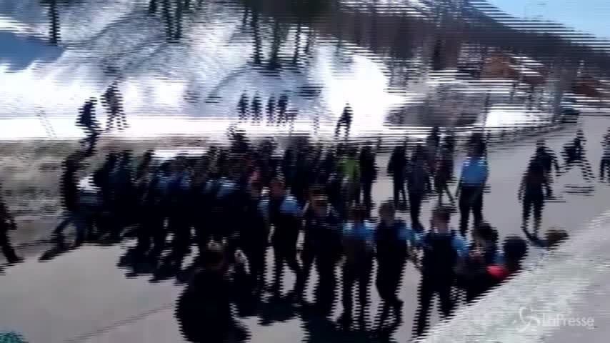 Migranti, il video degli scontri al confine tra Italia e Francia