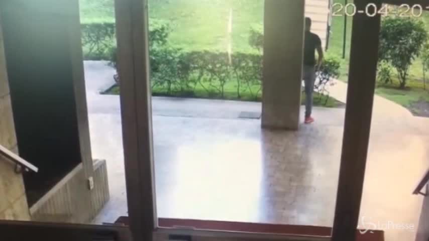 Milano: picchia un anziano per rapinarlo, il video choc