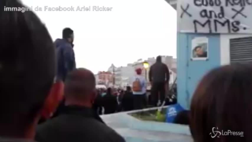 Lesbo, migranti aggrediti da estremisti di destra