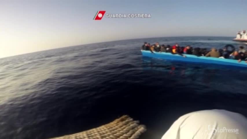 Migranti, la barca si ribalta: il drammatico video del salvataggio