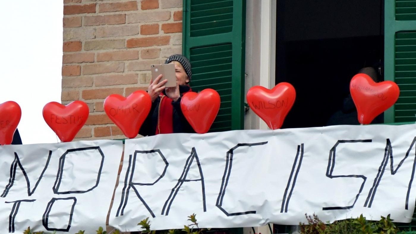 Macerata, nuovo corteo antifascista sotto la pioggia: la città è libera