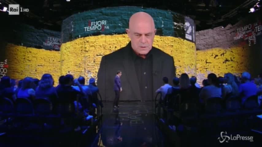 Crozza: “Paese dipende da Fico, uno che ha studiato Gigi D’Alessio”