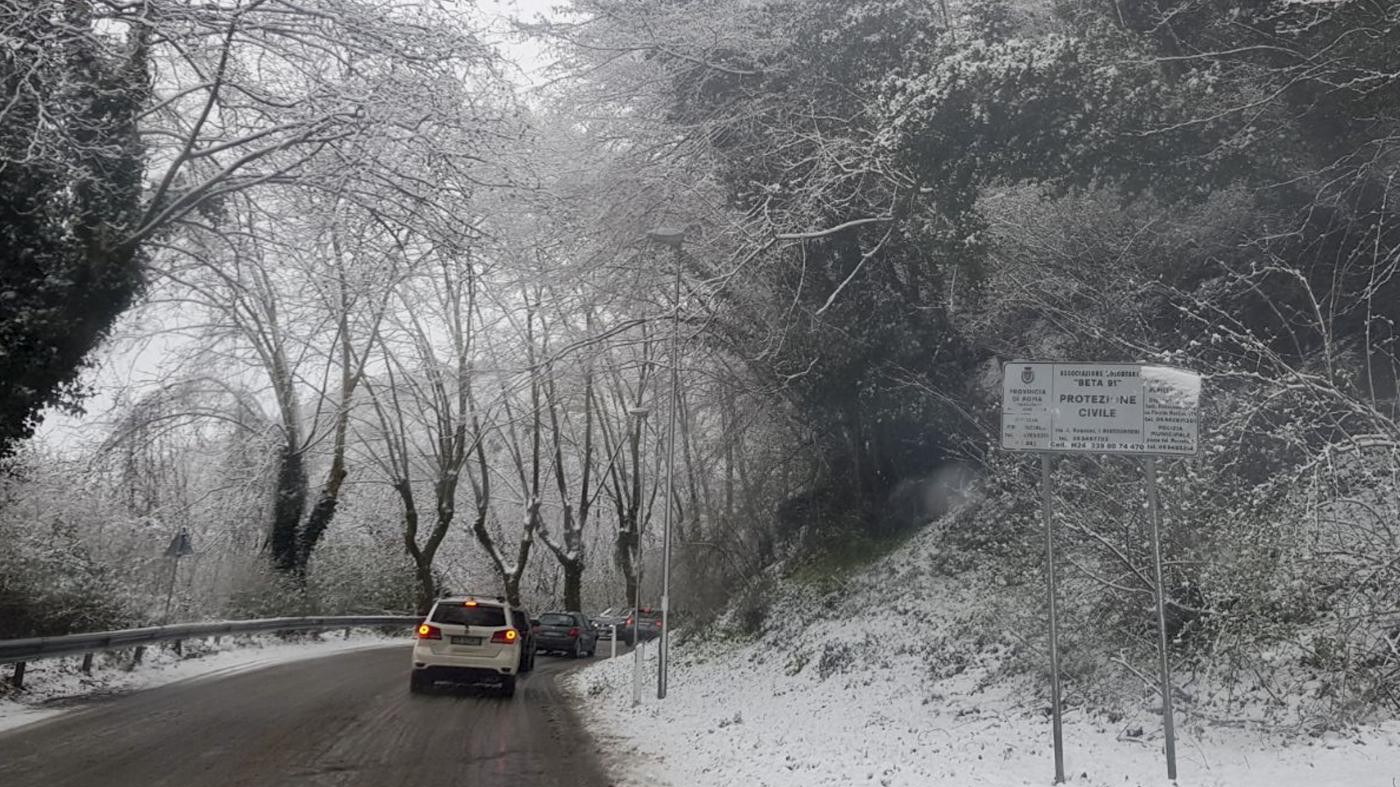 Lievi nevicate e da martedì scendono le temperature: il meteo del 19 e 20 febbraio