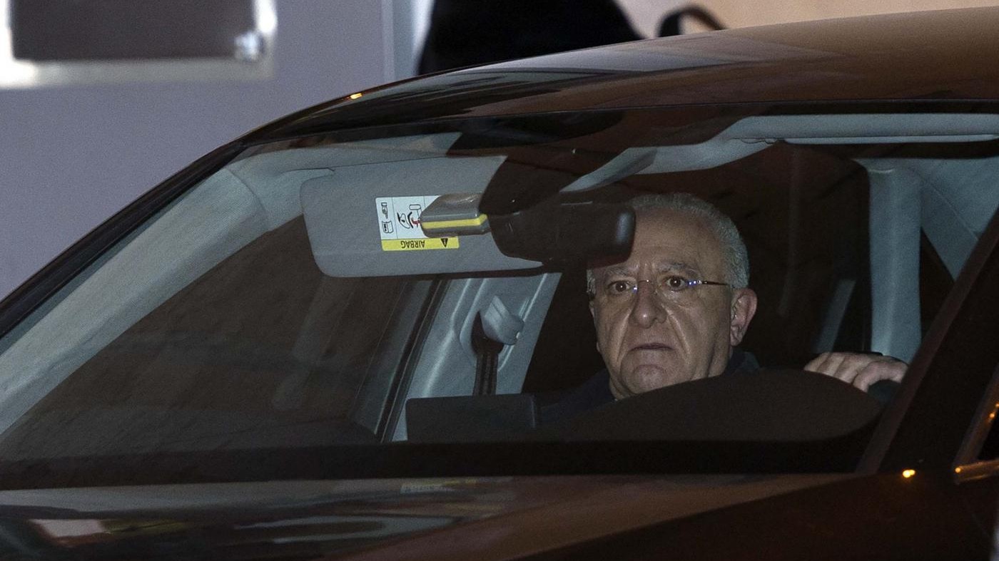 Inchiesta Napoli, De Luca contrattacca: “Siete squadristi e camorristi”