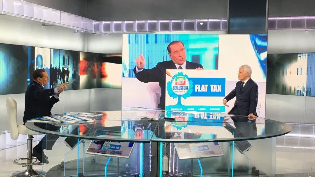 Elezioni, la nuova strategia di Berlusconi: sventolare cartelloni azzurri