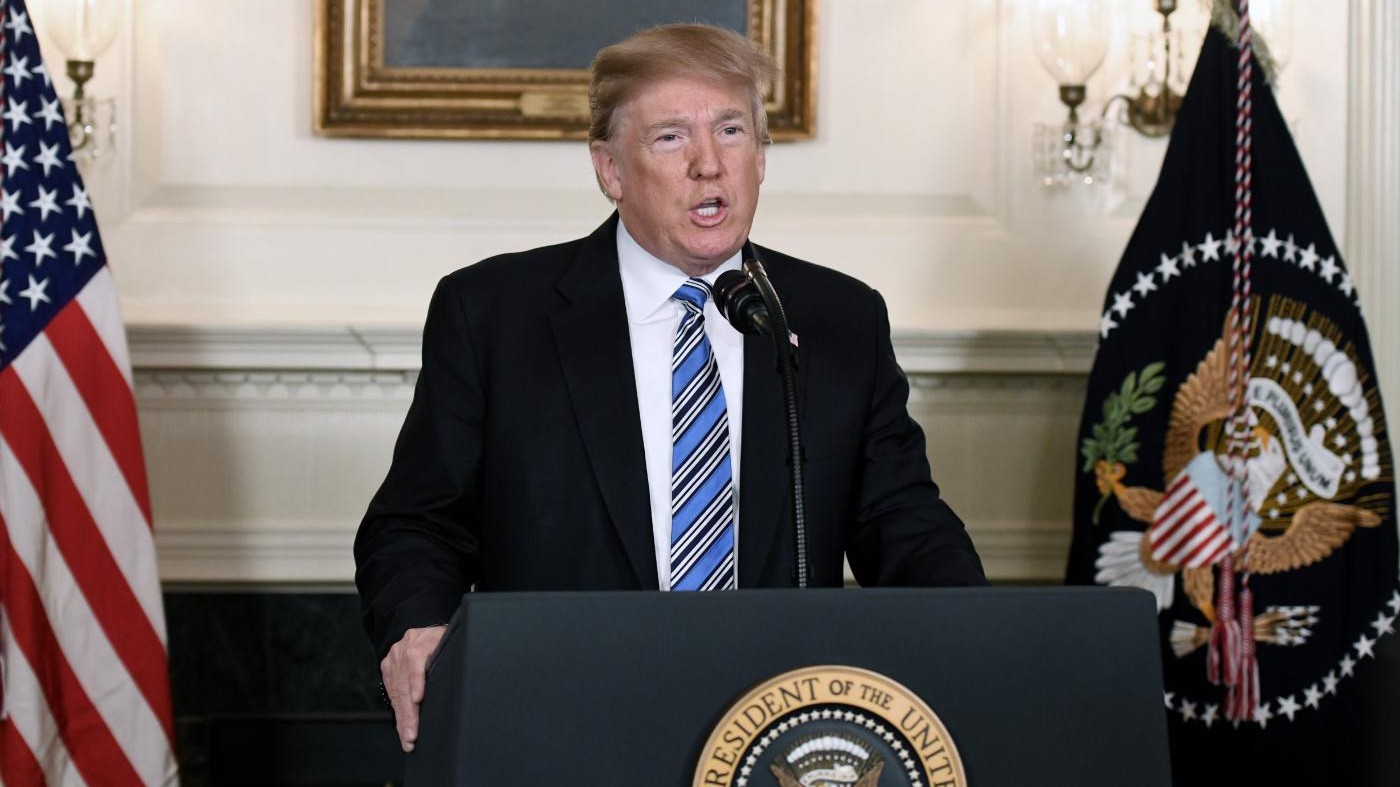La Cnn contro Trump: “Golf e Twitter durante funerali in Florida”