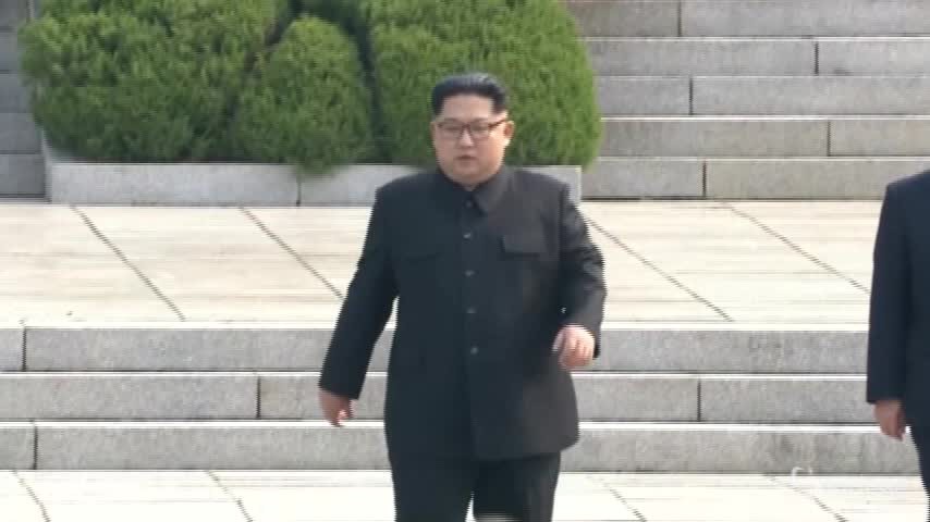 Coree, la stretta di mano storica tra Kim Jong-un e Moon Jae-in
