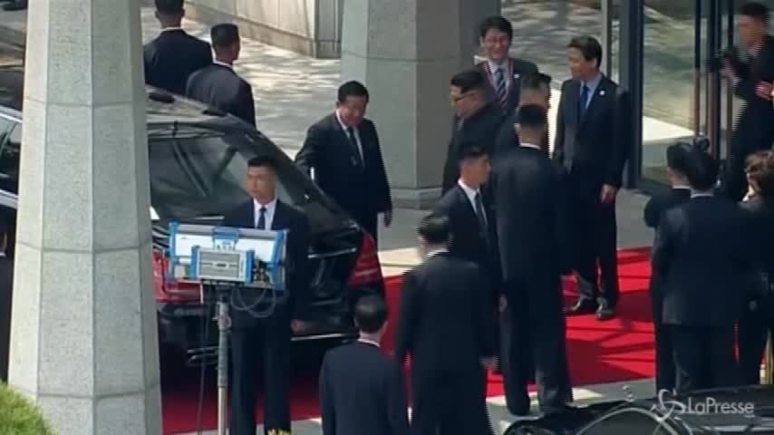 Coree, la “maratona” della scorta di Kim accanto all’auto