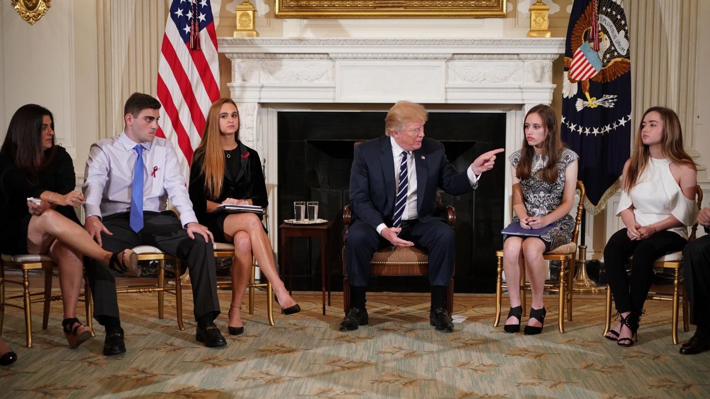 Proposta Trump: “Armare i prof addestrati per difendere le scuole”