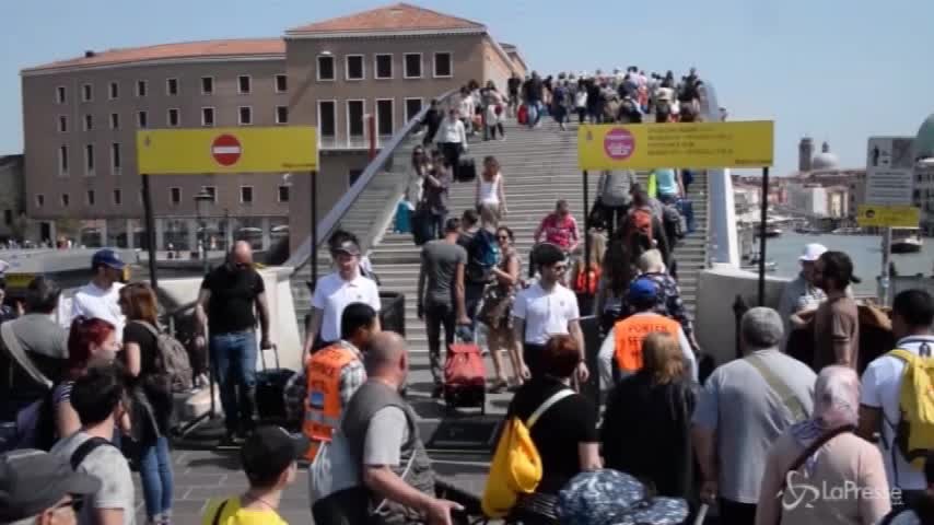 Troppi turisti: a Venezia arrivano i tornelli “anti-invasione”